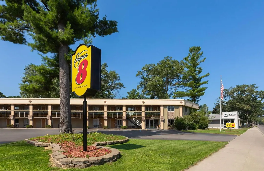 Super 8 By Wyndham Traverse City-1