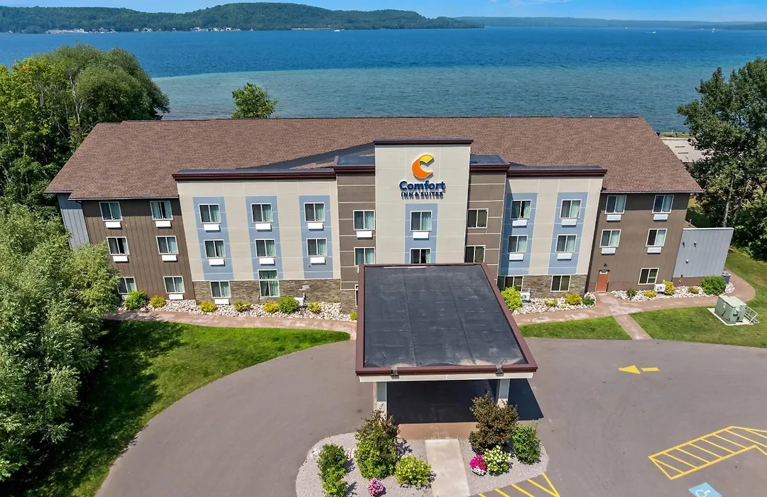 Comfort Inn & Suites Munising-Lakefront-1