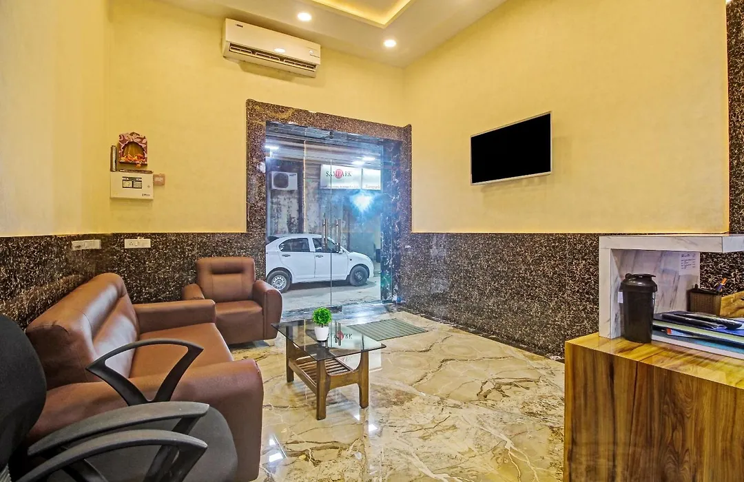 Super Townhouse Centre Point Inn Near Esplanade Metro Station-1