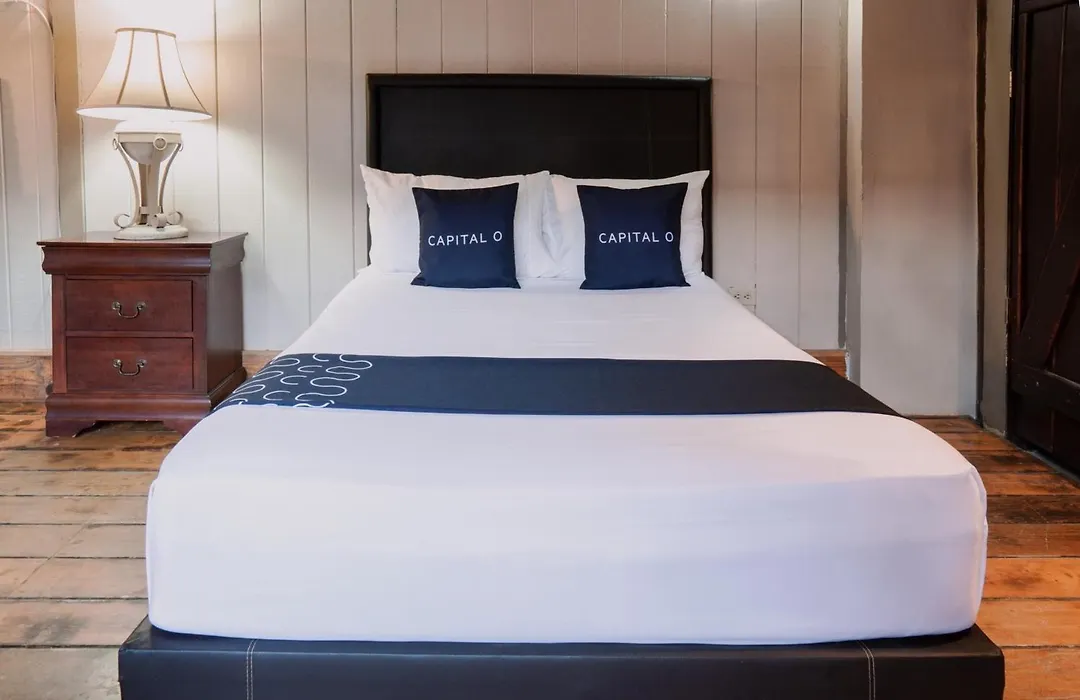 Capital O Hotel Villa Azura-1