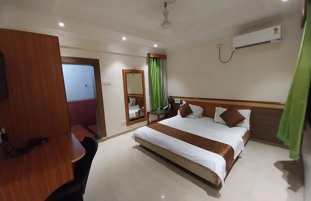 Hotel Om Park- Walkable Distance To Sai Baba Temple-1