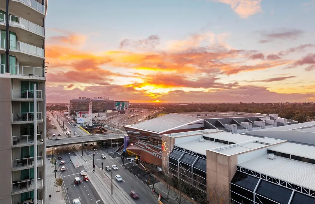 Oaks Adelaide Horizons Suites-1