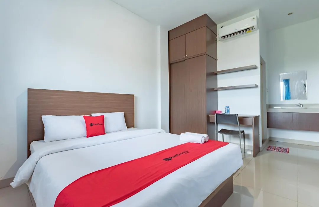 Reddoorz Plus Near Kepri Mall-1