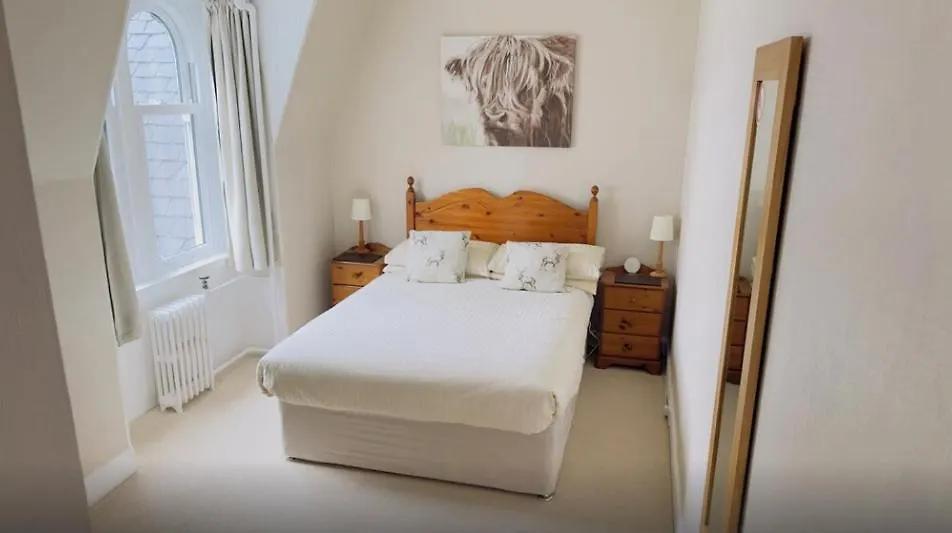 Camus House, Lochside Guest House-1
