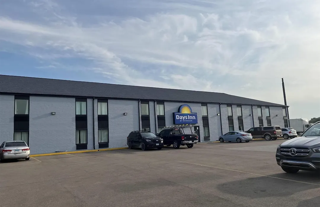 Days Inn & Suites By Wyndham Bloomington/Normal Il-1
