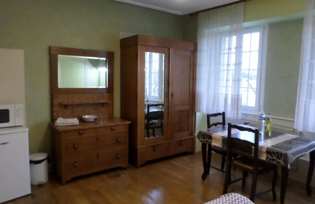 Chambre individuelle à lit double dans une maison de Maître de 1904-1