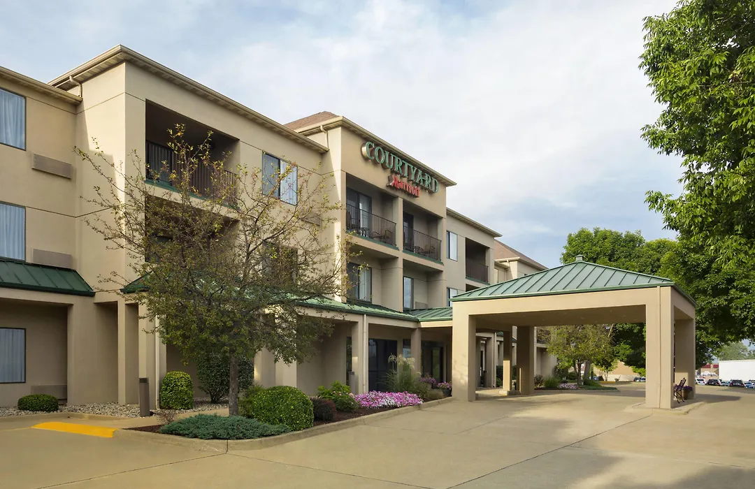 Courtyard By Marriott Champaign-1