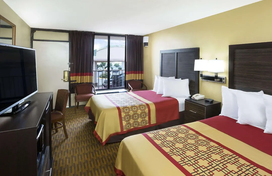 Days Inn By Wyndham Columbus-North Fort Moore-1