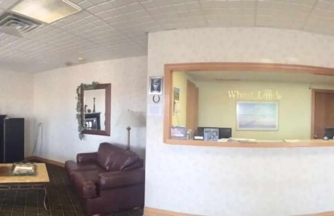 Sunflower Inn & Suites - Garden City-1