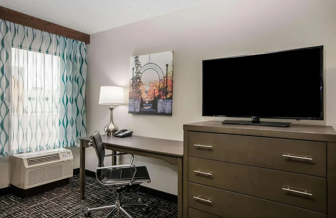 La Quinta Inn By Wyndham Davenport & Conference Center-1