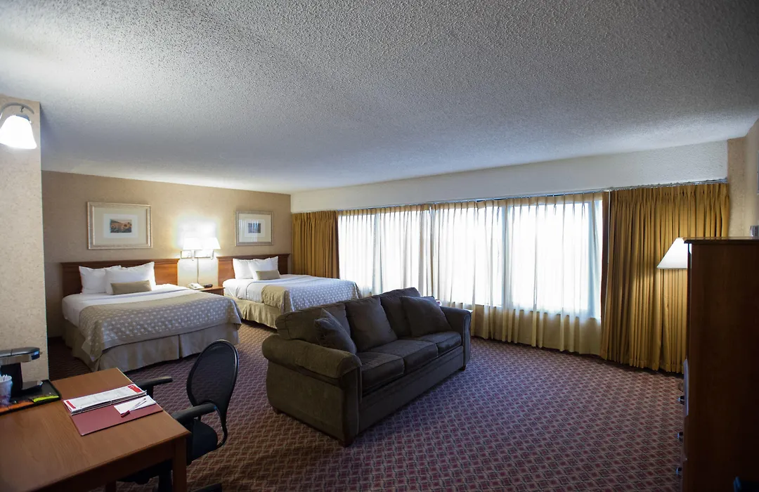 Ramada By Wyndham Topeka Downtown Hotel & Convention Center-1
