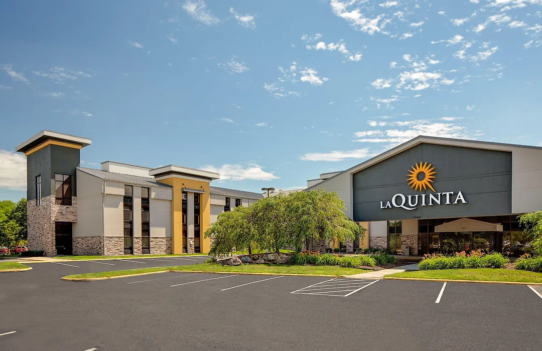 La Quinta Inn & Suites By Wyndham Detroit Metro Airport-1