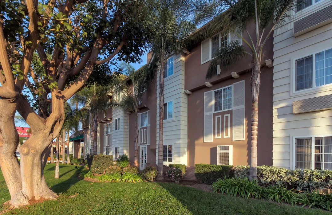 Ramada By Wyndham Costa Mesa/Newport Beach-1