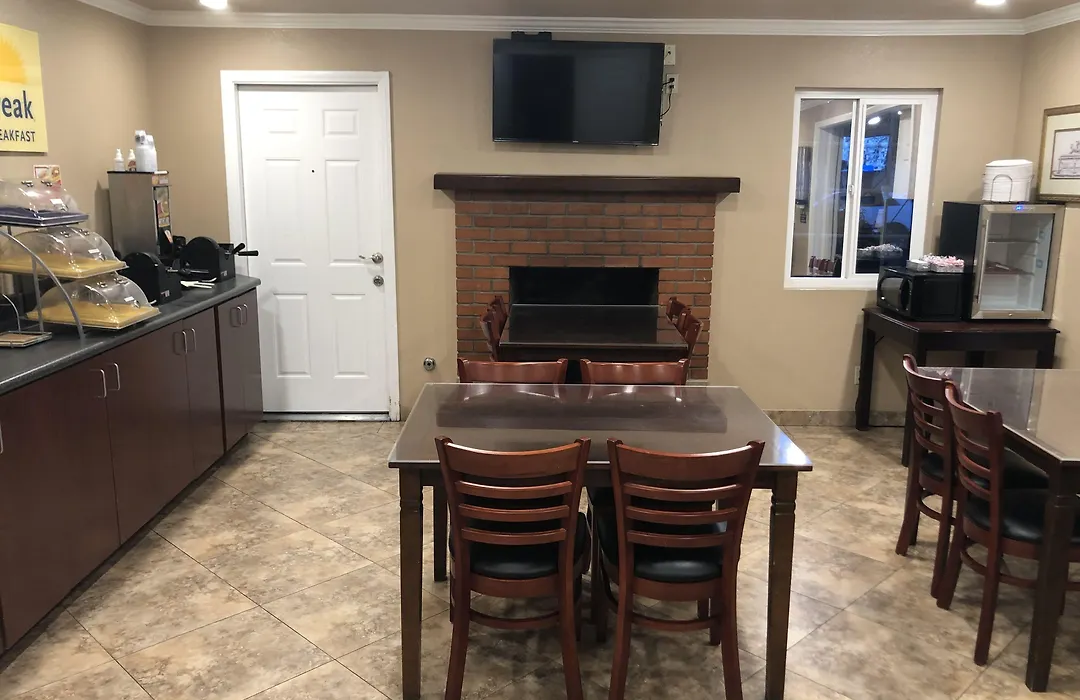 Days Inn By Wyndham Camarillo - Ventura-1