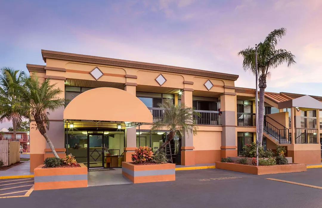 Travelodge By Wyndham Fort Myers Cape Coral-1