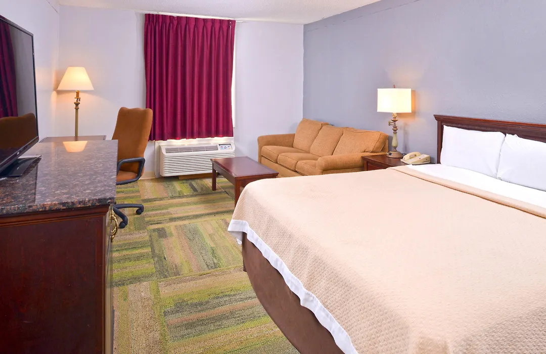Country Garden & Suites-Benton-1