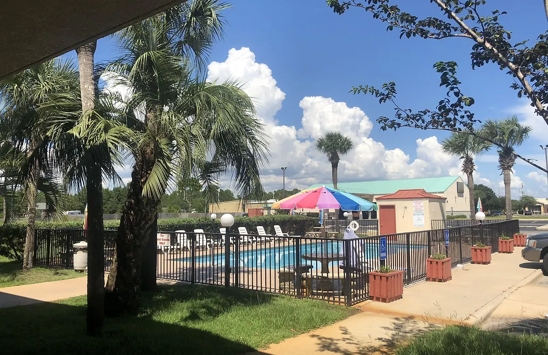 Days Inn & Suites By Wyndham Navarre - Near Beaches Hurlburt-1