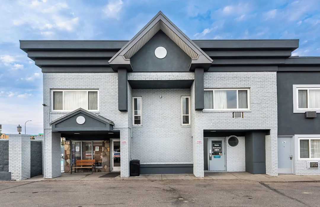 Travelodge By Wyndham Calgary South-1