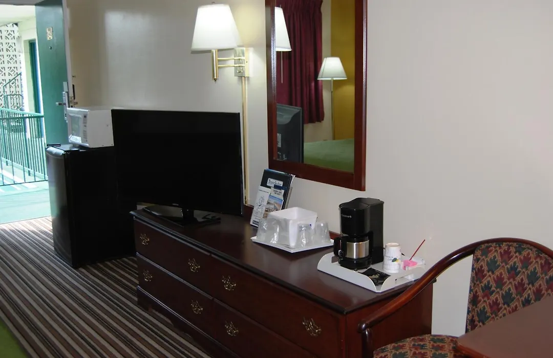 Travelodge By Wyndham Chambersburg-1