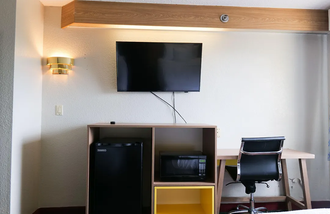 Days Inn By Wyndham Flint/Bishop International Airport-1