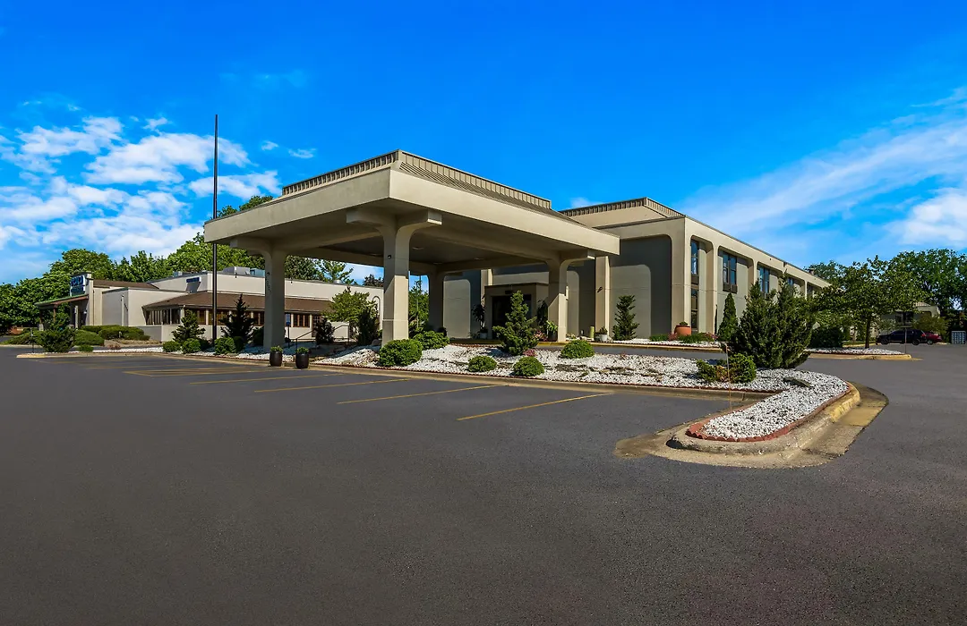 Clarion Inn & Suites Grand Rapids Airport-1
