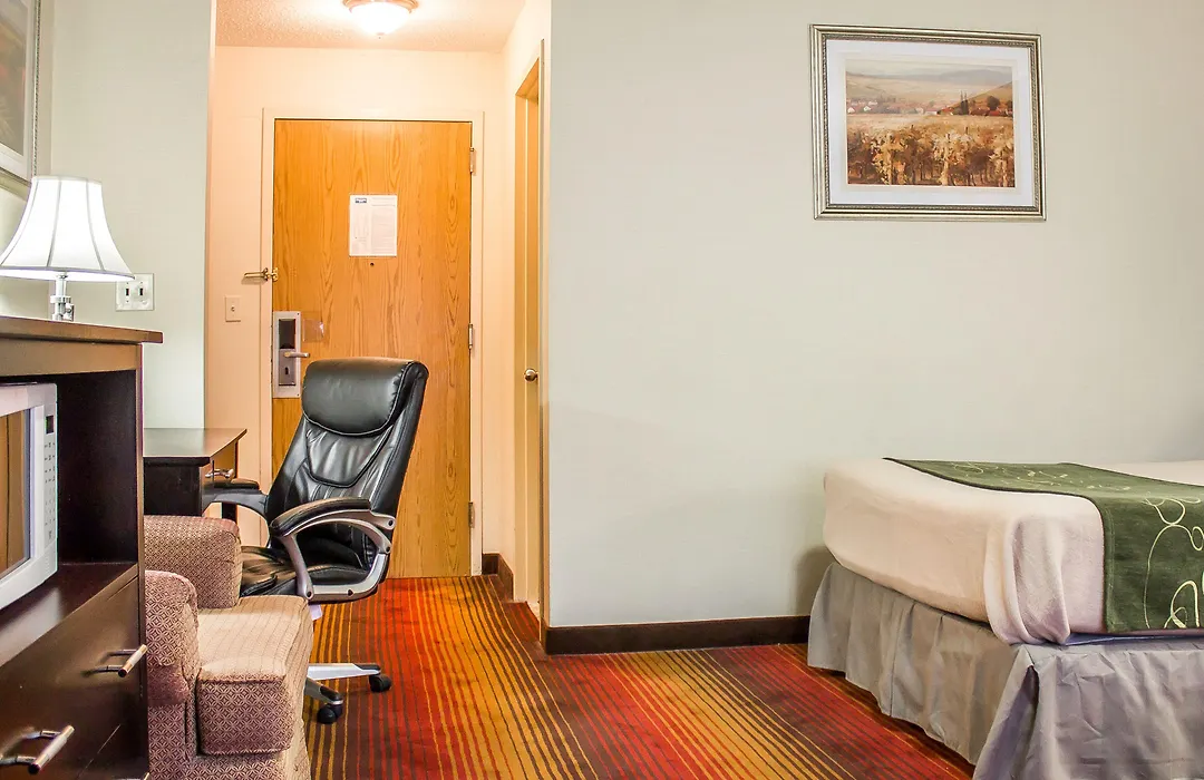 Rodeway Inn Macarthur Airport-1