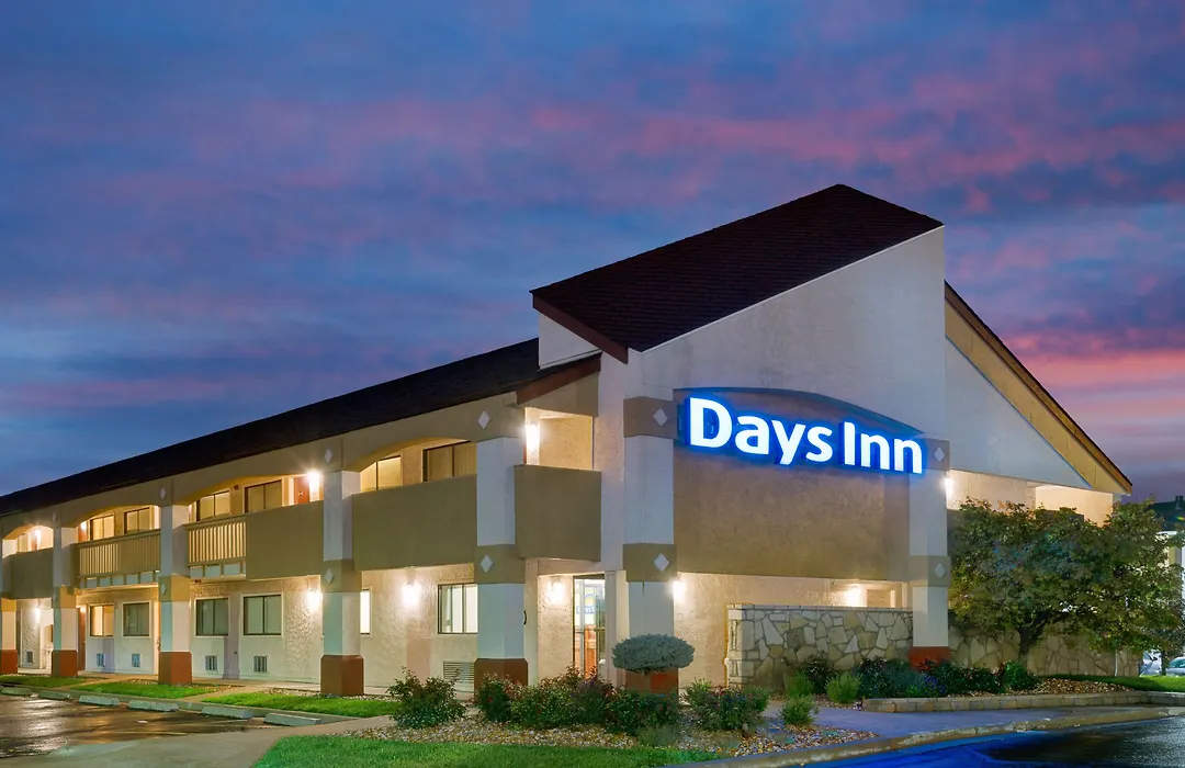 Days Inn By Wyndham Overland Park-1