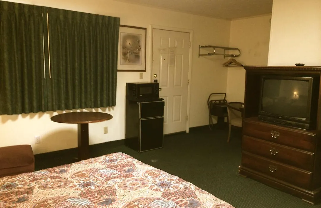 Rapids Inn & Suites-1