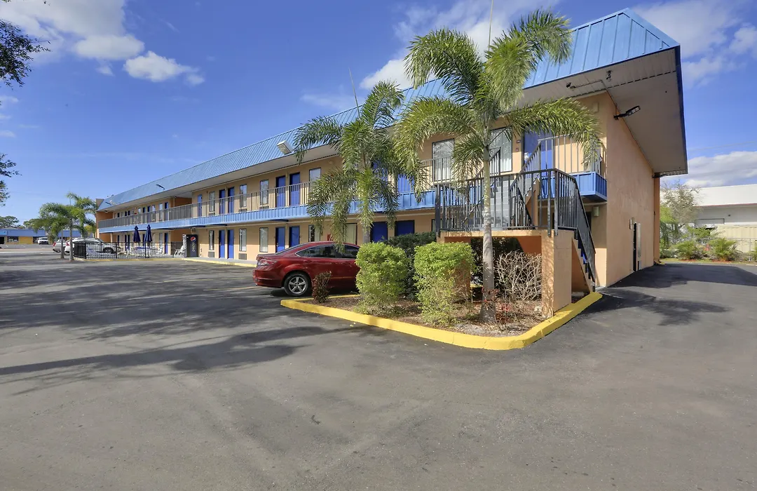 Magnuson Hotel Bradenton-1