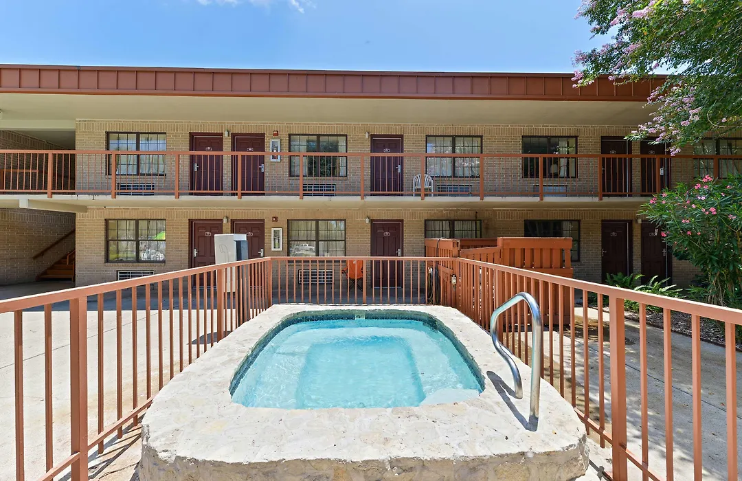 Americas Best Value Inn And Suites Victoria-1