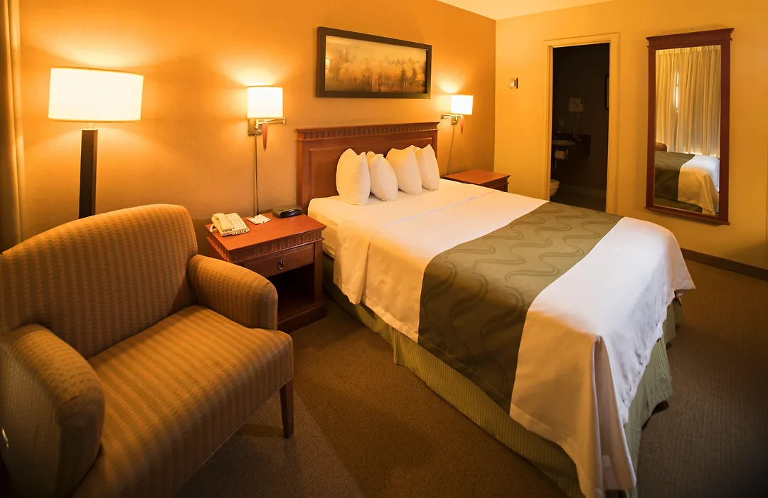 Quality Inn & Suites Pe Trudeau Airport-1