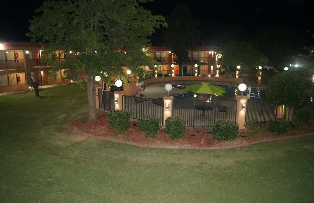 Days Inn By Wyndham Durham/Near Duke University-1