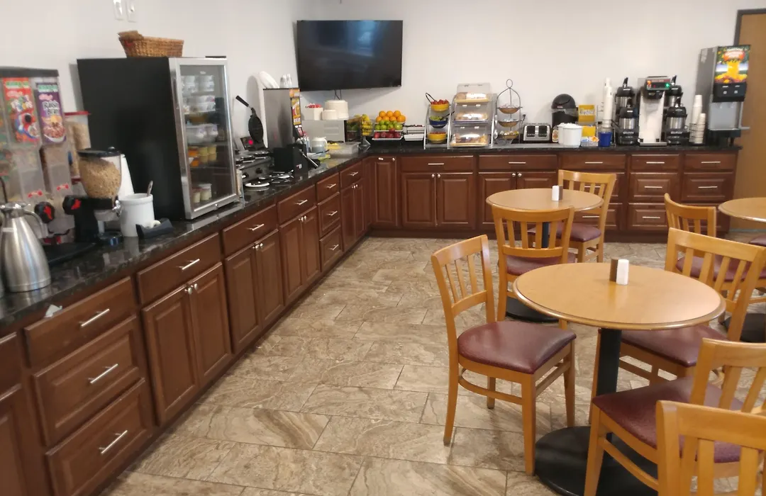Days Inn & Suites By Wyndham Fargo 19Th Ave/Airport Dome-1