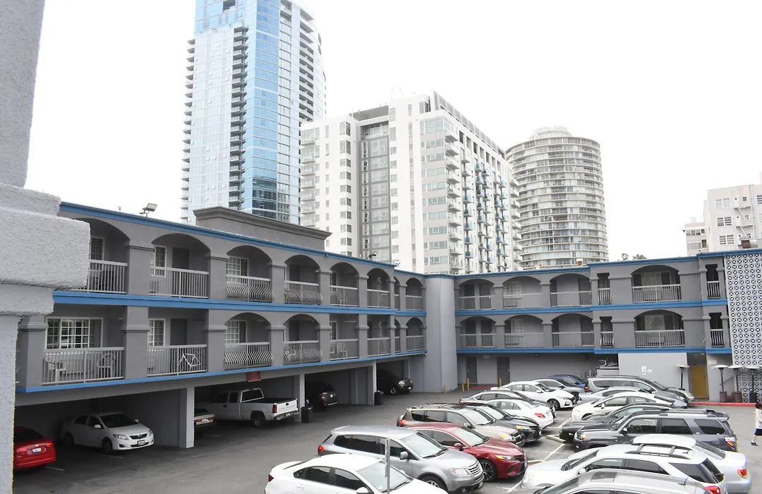 Travelodge By Wyndham Long Beach Convention Center-1
