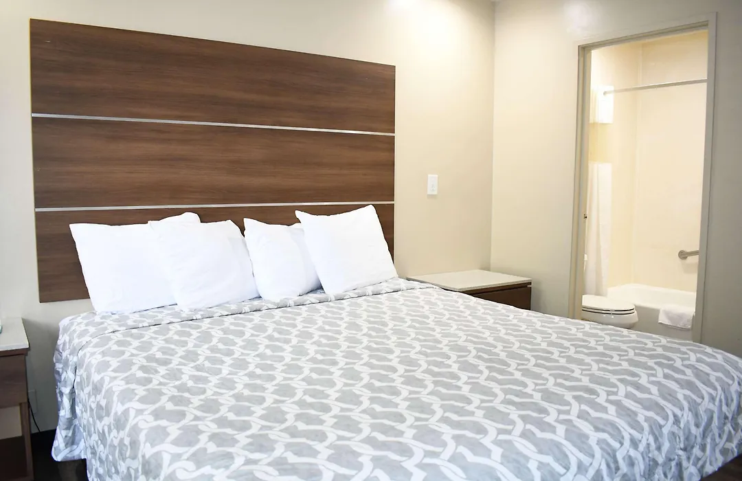 Travelodge By Wyndham Long Beach Convention Center-1
