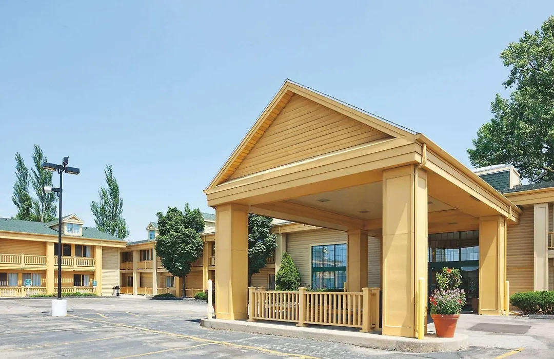 La Quinta Inn By Wyndham Oshkosh-1
