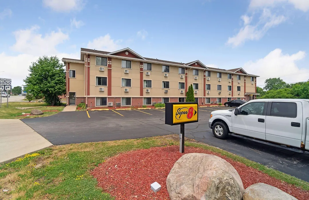 Super 8 By Wyndham Kenosha/Pleasant Prairie-1