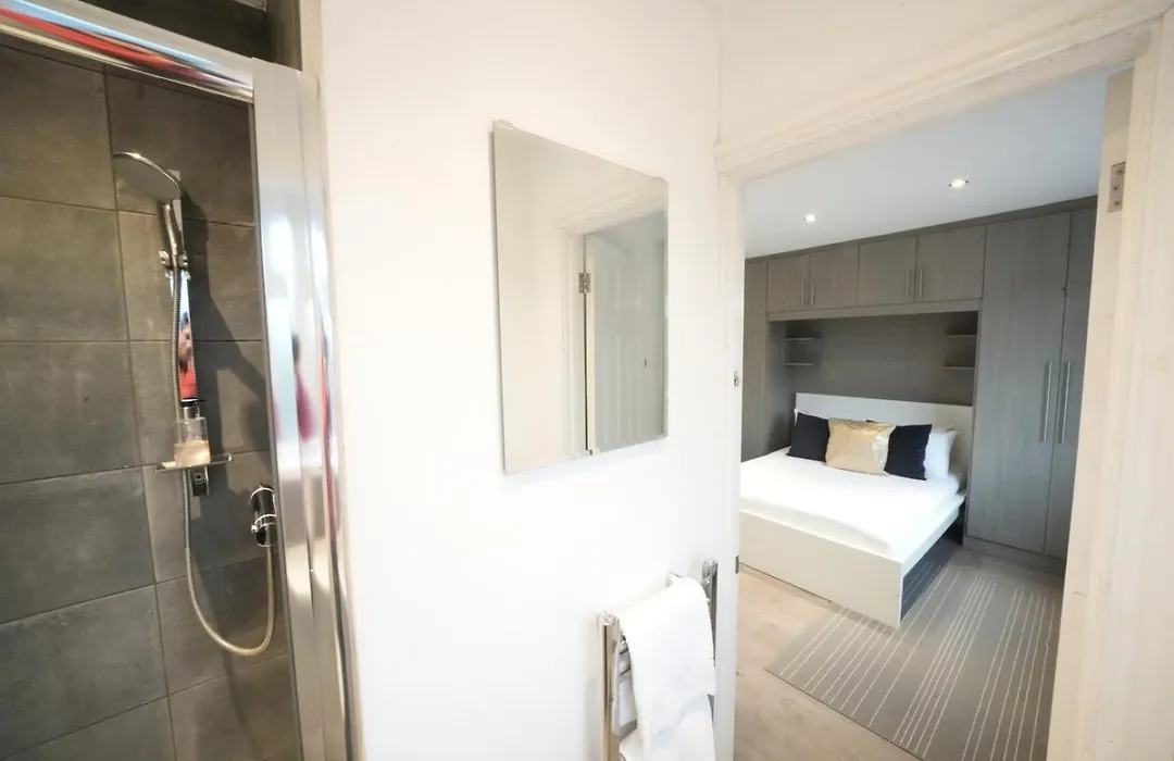 Private Bathroom Rooms- Near Heathrow - Near Shops-1