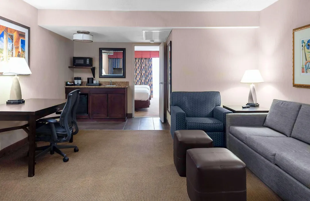 Embassy Suites By Hilton Kansas City Plaza-1