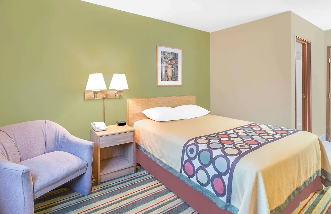 Super 8 By Wyndham East Moline-1