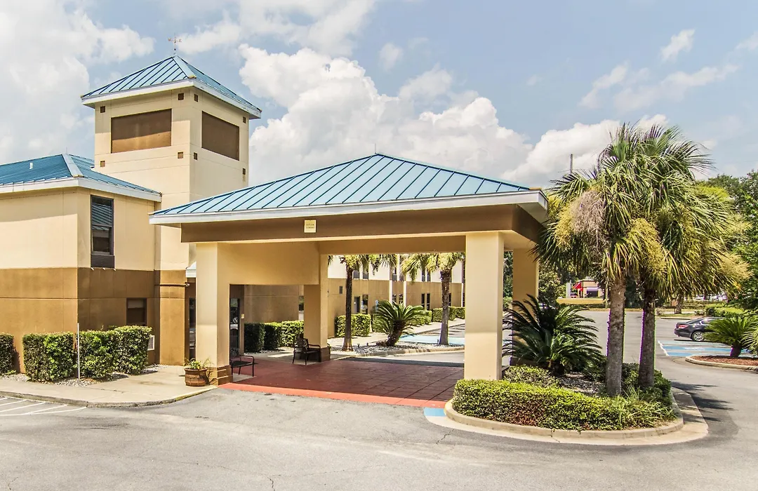 Econo Lodge Darien-1