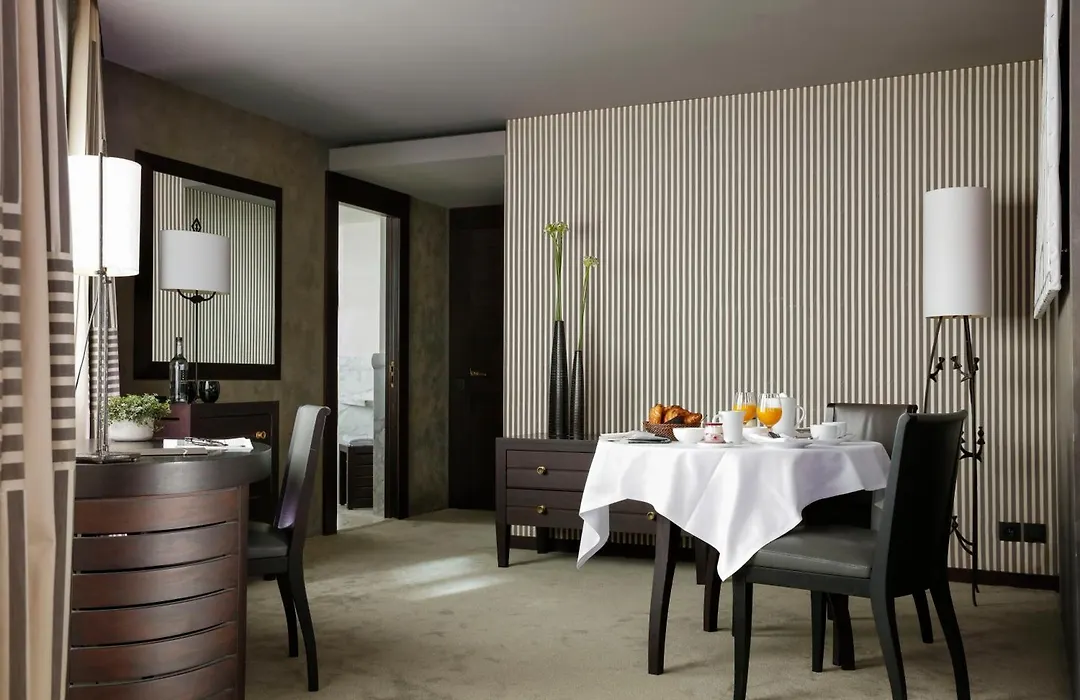 Hotel Square-1