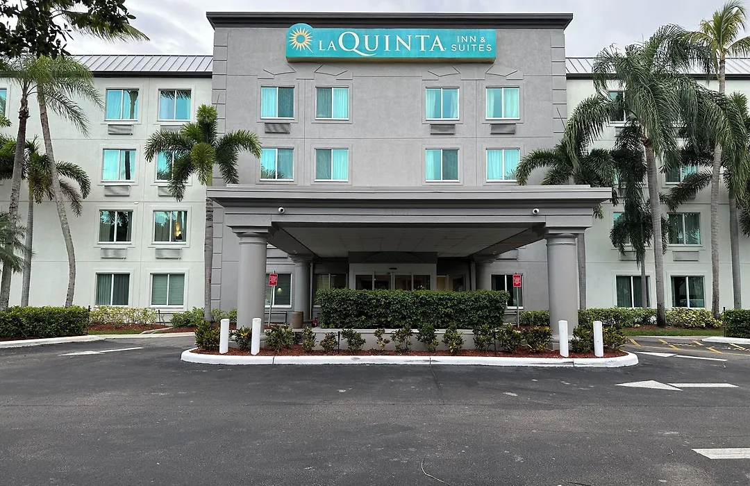 La Quinta Inn & Suites By Wyndham Sawgrass-1