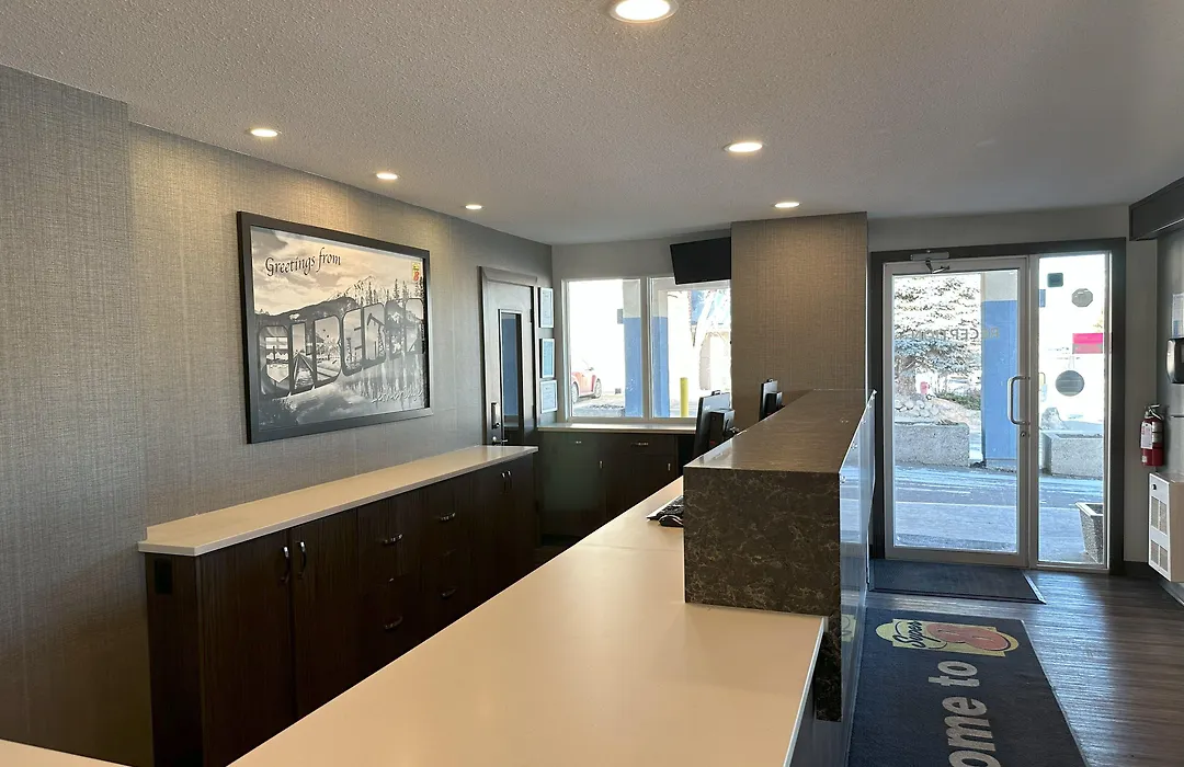 Super 8 By Wyndham Lethbridge-1