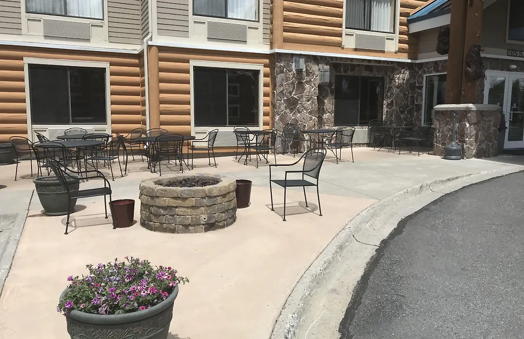 Clubhouse Inn-1
