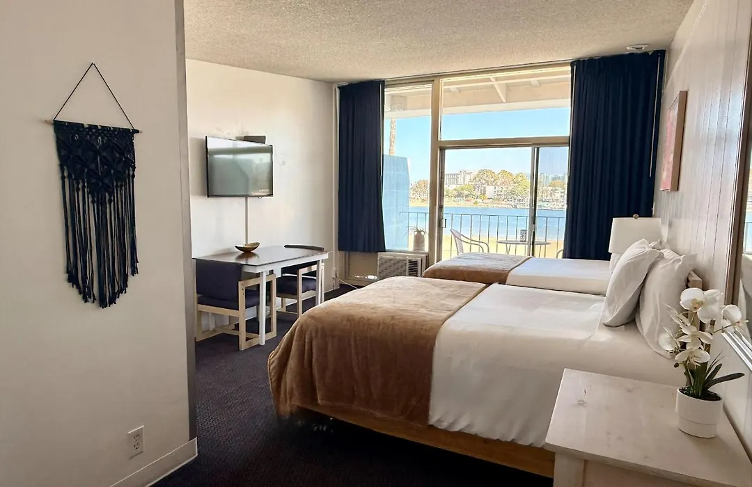 Foghorn Harbor Inn-1