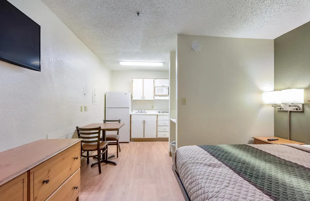 Hometowne Studios By Red Roof Dallas - North Addison - Tollway-1