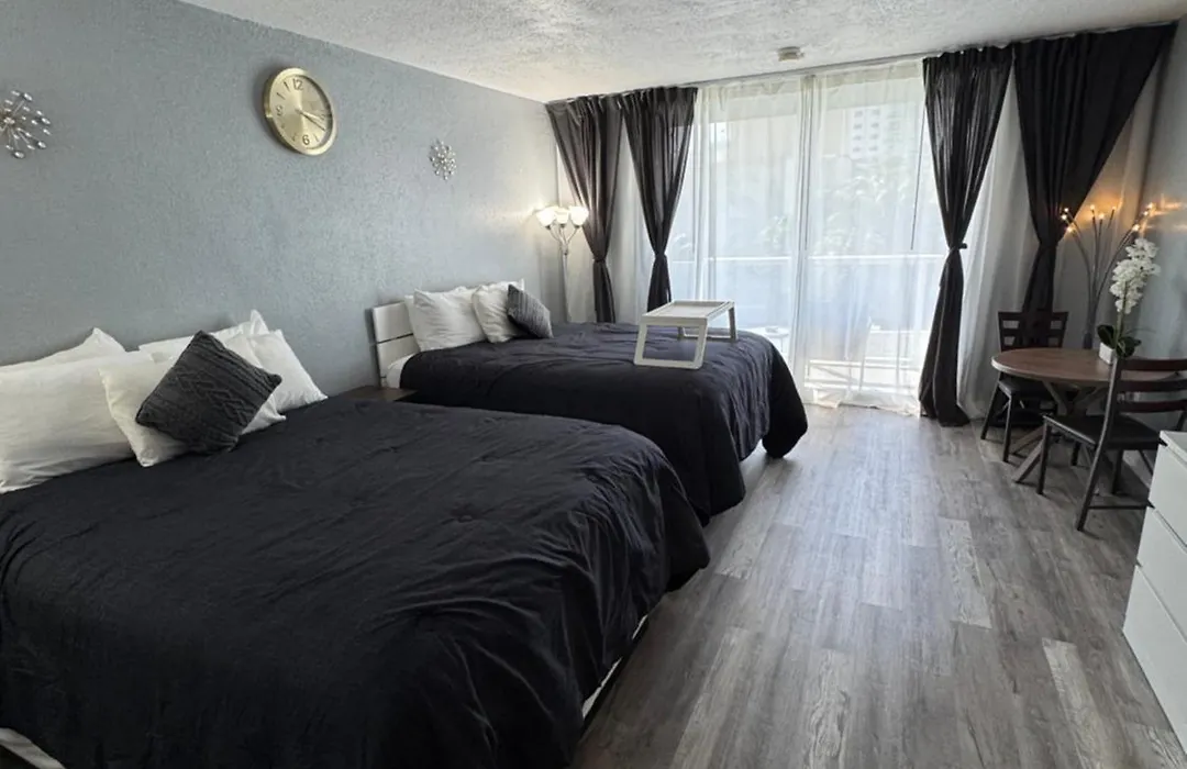 Beach Front Building Studio With Balcony Kitchen Pool Gym Direct Beach Access In Sunny Isles Beach Miami-1