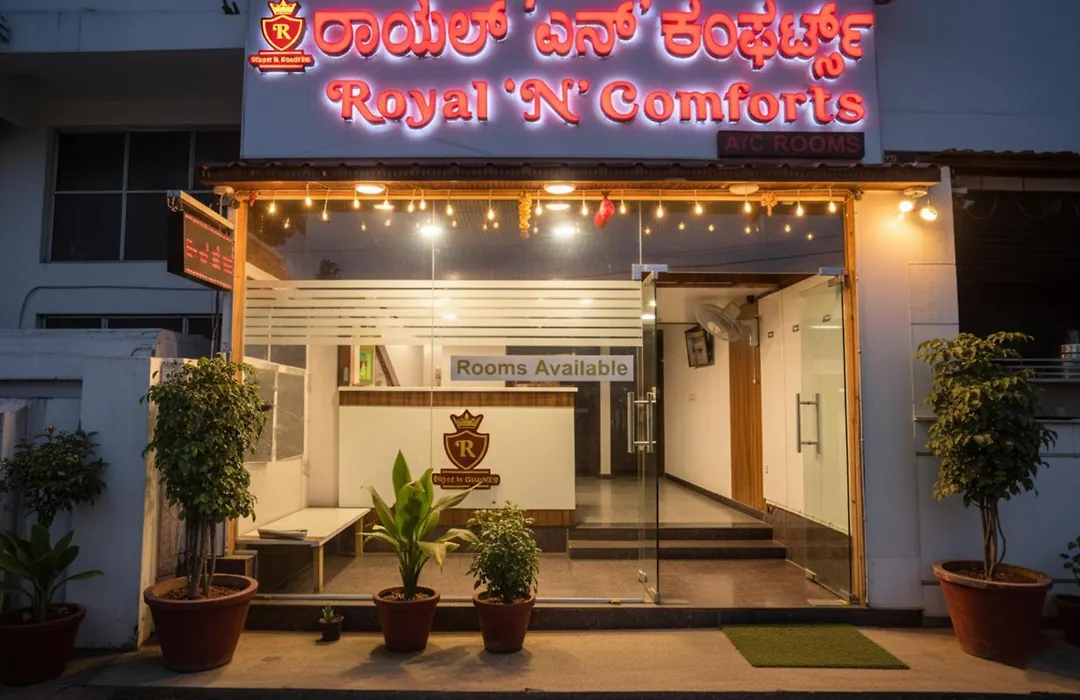 Fabhotel Royal N Comforts-1