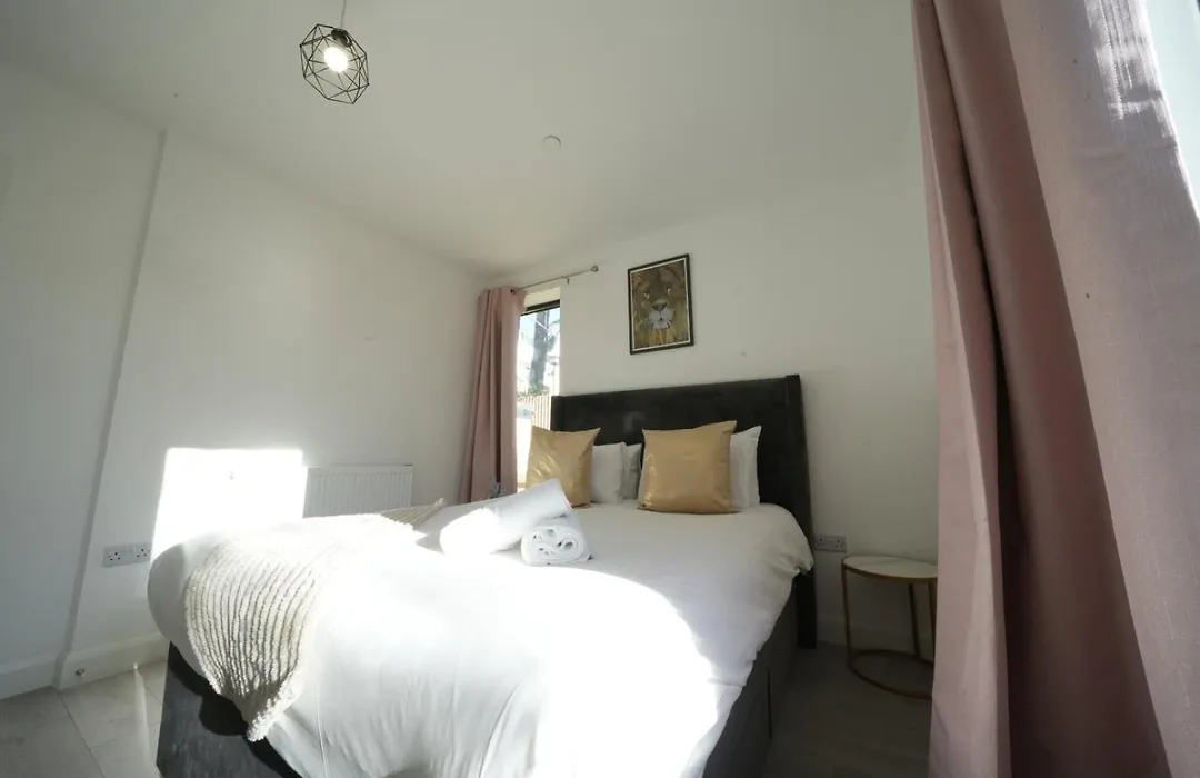 Ealing Broadway Great Stay 7-Minute Walk From The Underground-1